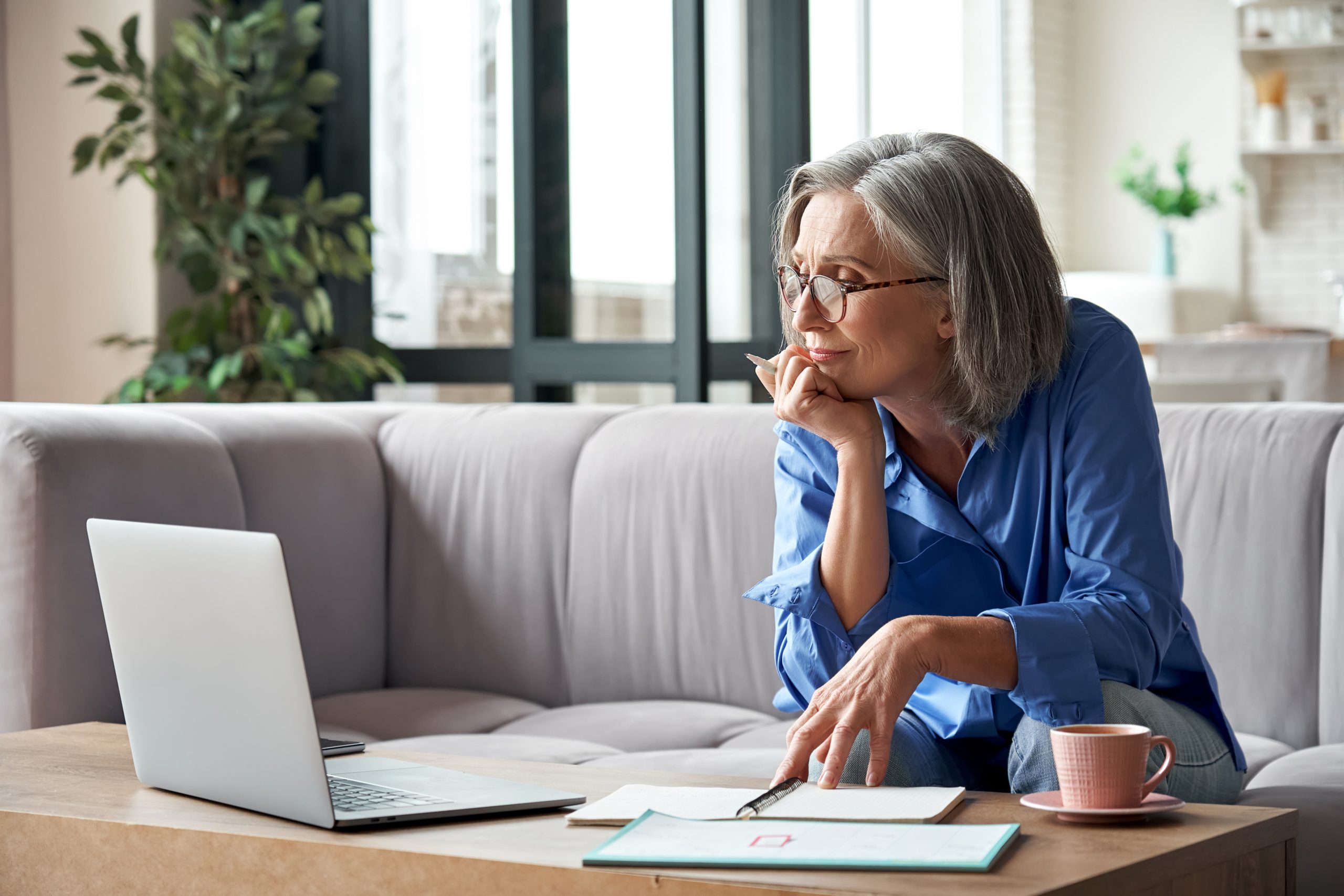 Insegnante che segue un corso online
